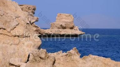 落基海滩在<strong>红海</strong>和悬崖附近的珊瑚礁。 <strong>埃及</strong>。 <strong>红海</strong>海岸度假村。